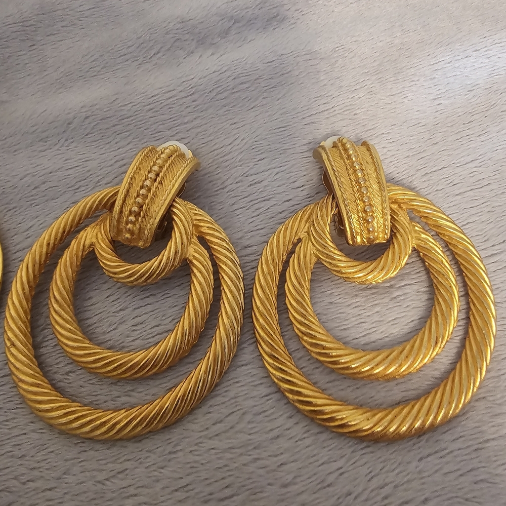 1990's Gold Vintage Clip Earrings - Picture 2 of 3